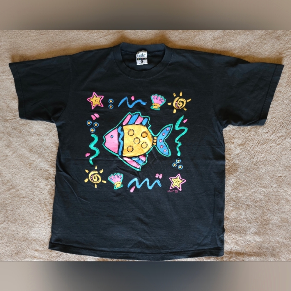 Gopher Sport Vintage 90s Fish Swirl Star Sun Pattern 100% Cotton T Shirt